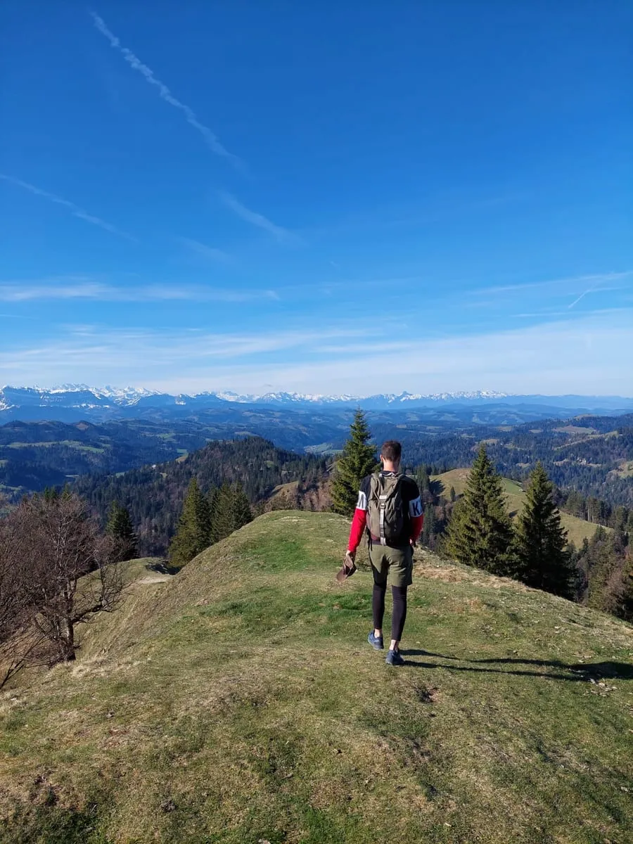 Wanderung auf einem Bergkamm mit Blick auf die Alpenkette