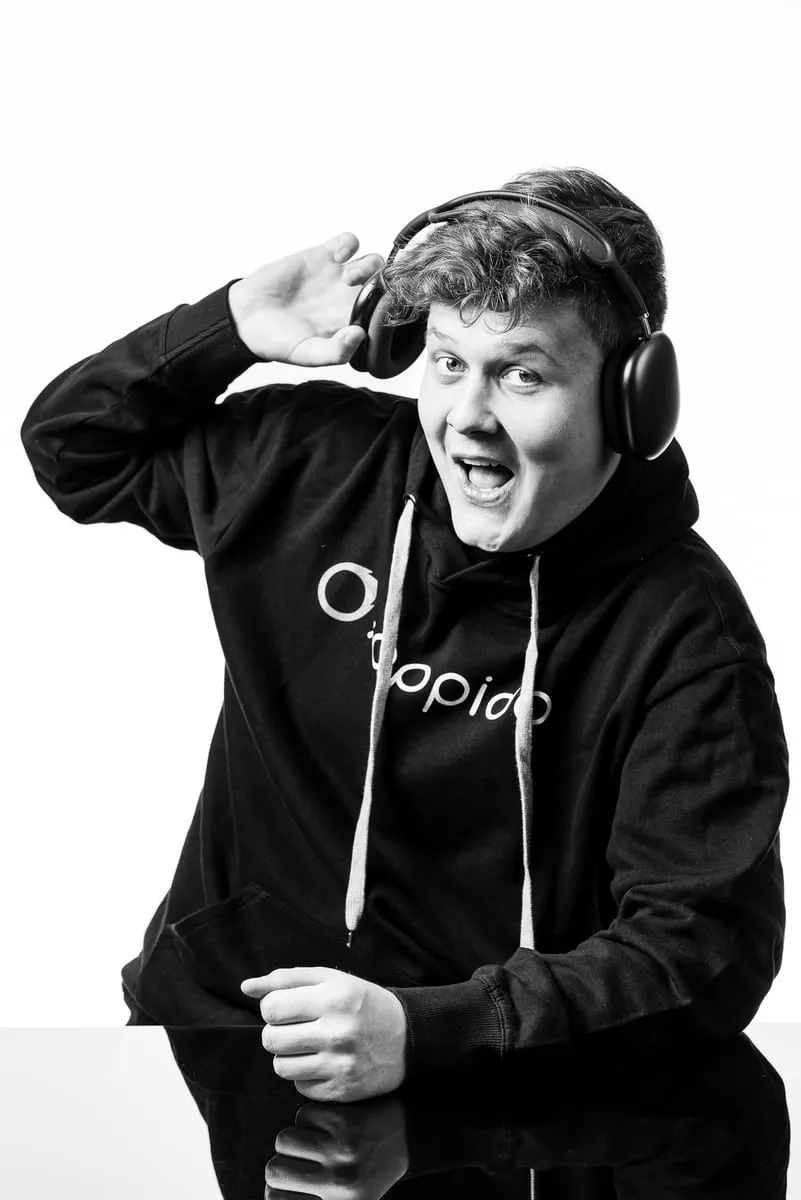 Schwarzweissporträt: xappido-Softwareentwickler im Hoodie mit Firmenlogo