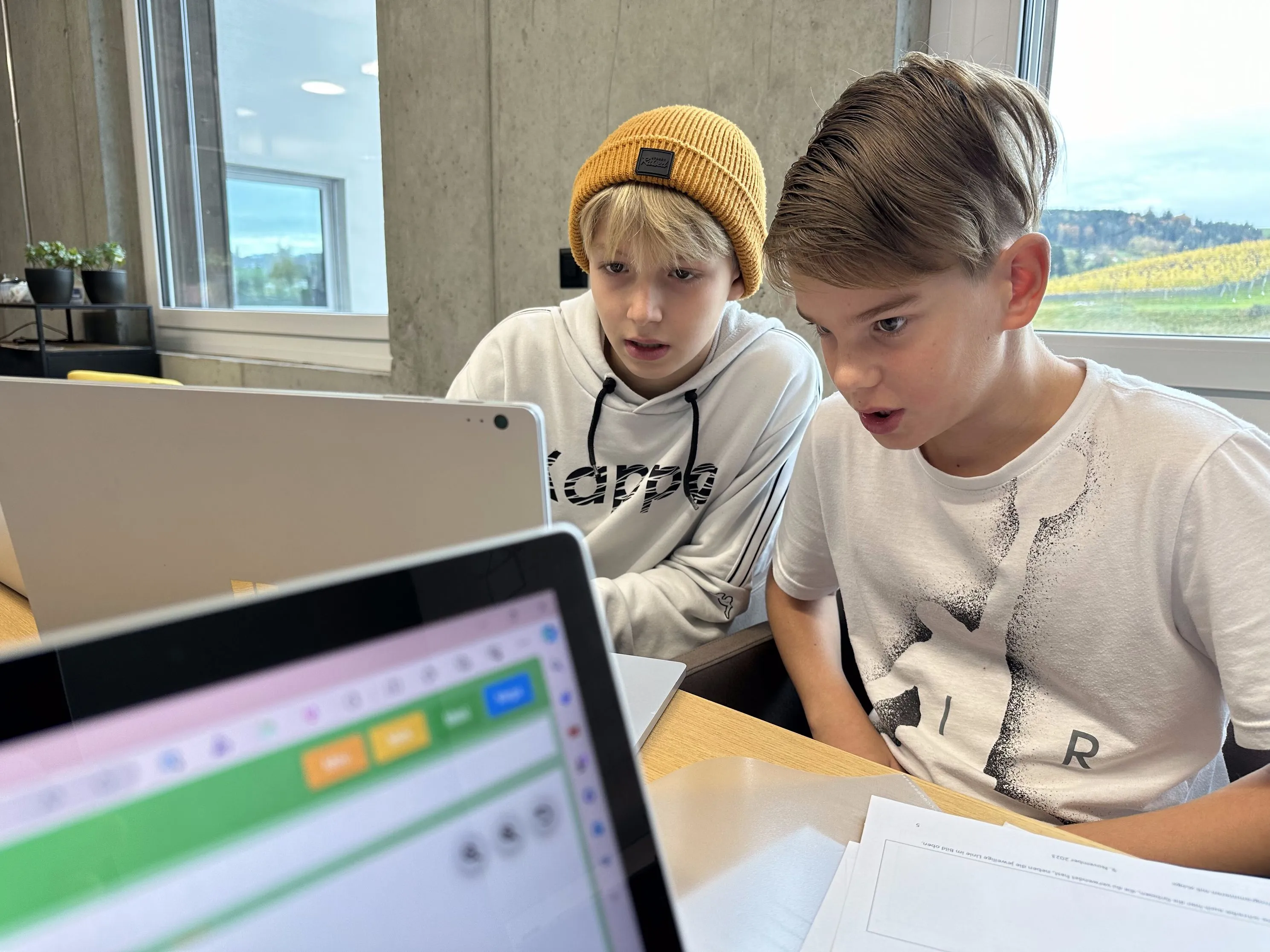 Zwei Schüler betrachten eine Tabelle auf dem Bildschirm