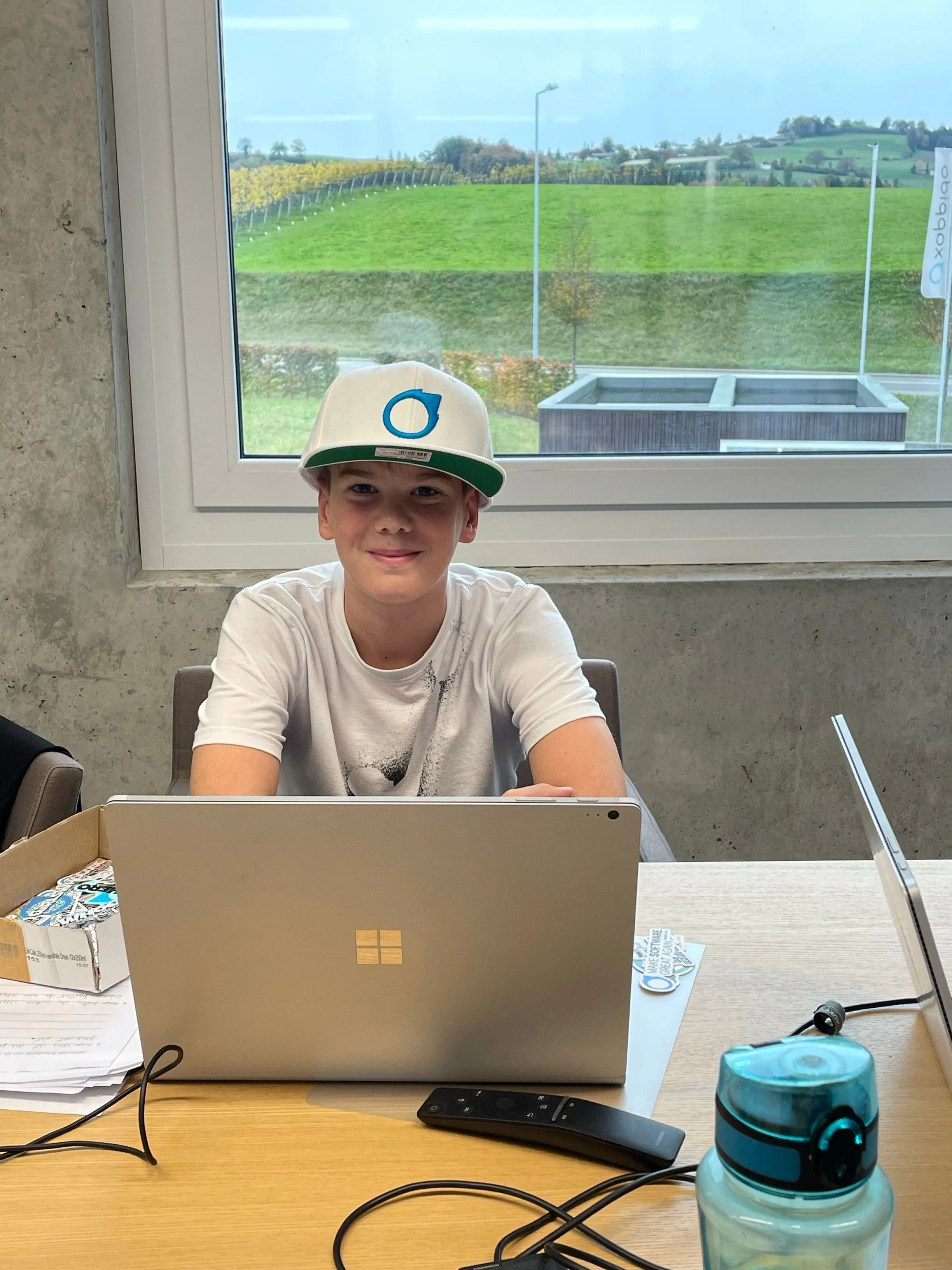 Ein Schüler mit xappido-Cap arbeitet am Laptop