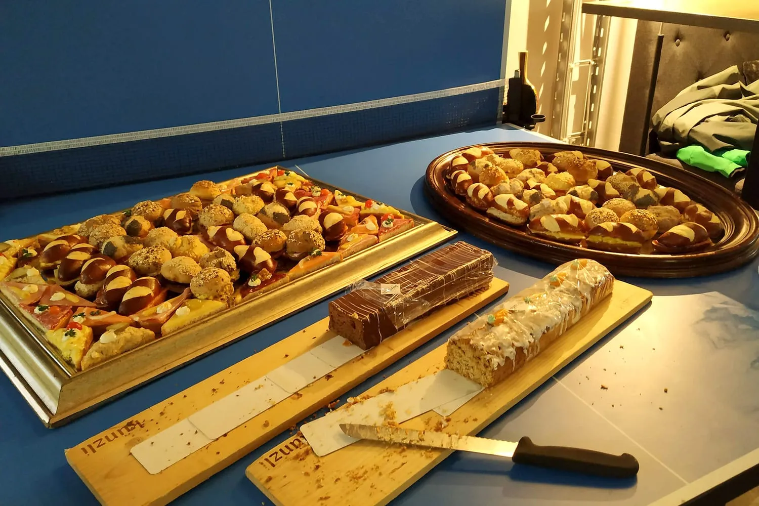 Apéro-Platten mit Häppchen und Brot auf dem Tisch