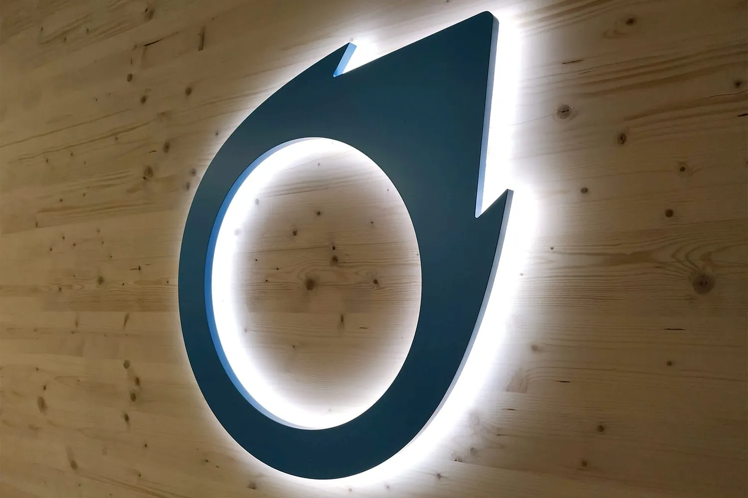Das beleuchtete xappido-Logo an der Holzwand