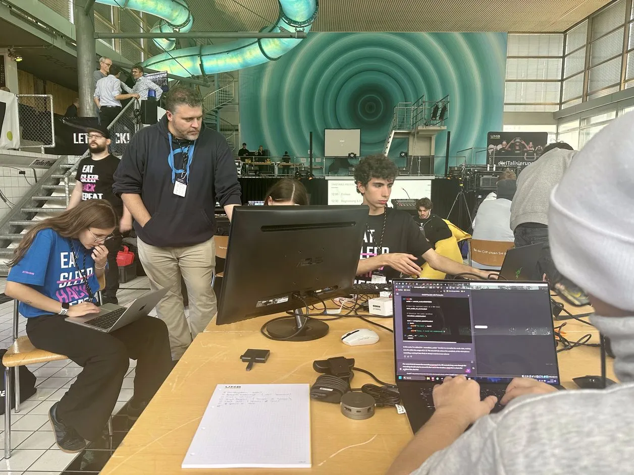 Konzentriertes Programmieren am Tisch im Neubad Luzern