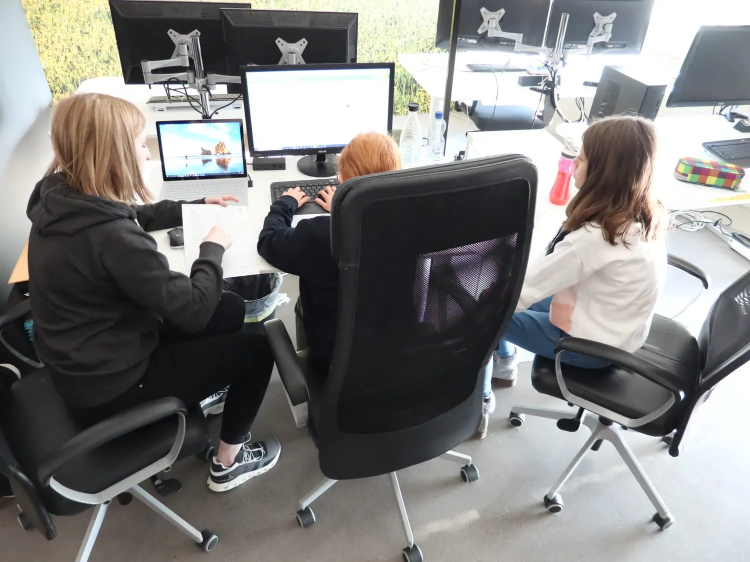 Blick ins Büro: Teilnehmerinnen an mehreren Arbeitsplätzen